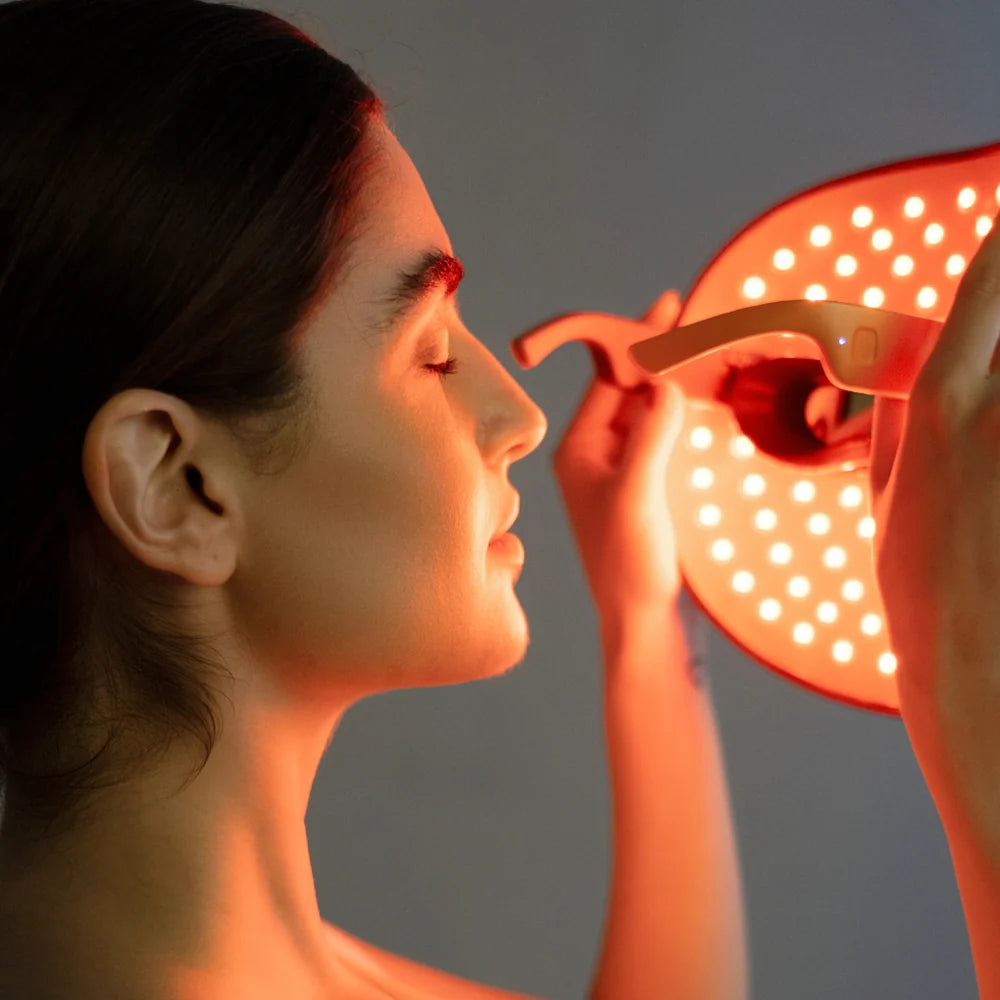 LED fényterápia otthon — arcmaszk használat közben, 10 perces kezelés